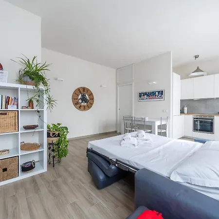 Stylish Porta Romana With Terrace 아파트 *