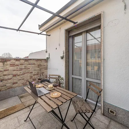 Stylish Porta Romana With Terrace 아파트